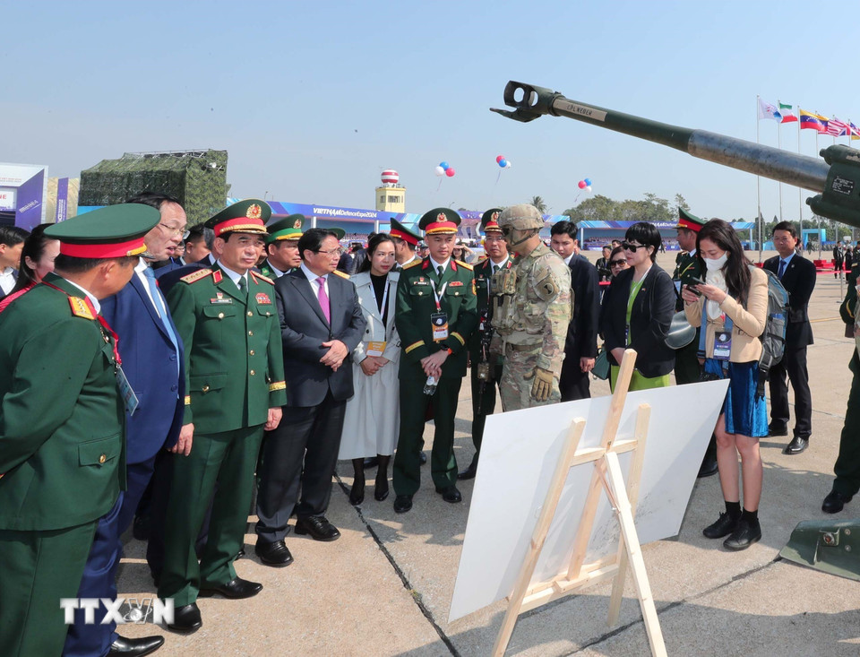 Thủ tướng Chính phủ Phạm Minh Chính tham quan khu trưng bày vũ khí ngoài trời. (Ảnh: Trọng Đức/TTXVN)