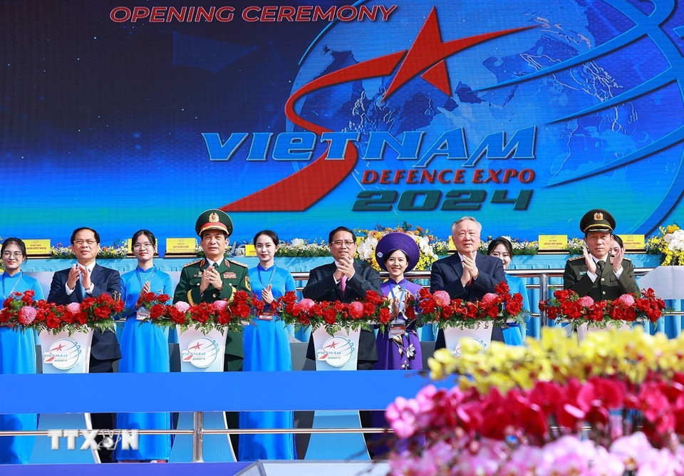 Thủ tướng Phạm Minh Chính và các đại biểu khai mạc Triển lãm Quốc phòng quốc tế Việt Nam 2024. (Ảnh: Dương Giang/TTXVN)