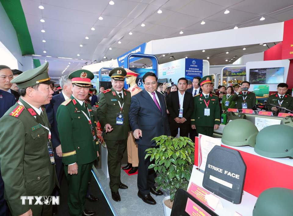 Thủ tướng Phạm Minh Chính tham quan khu trưng bày sản phẩm quốc phòng của Cục Kinh tế (Tổng cục Công nghiệp quốc phòng). (Ảnh: Trọng Đức/TTXVN)