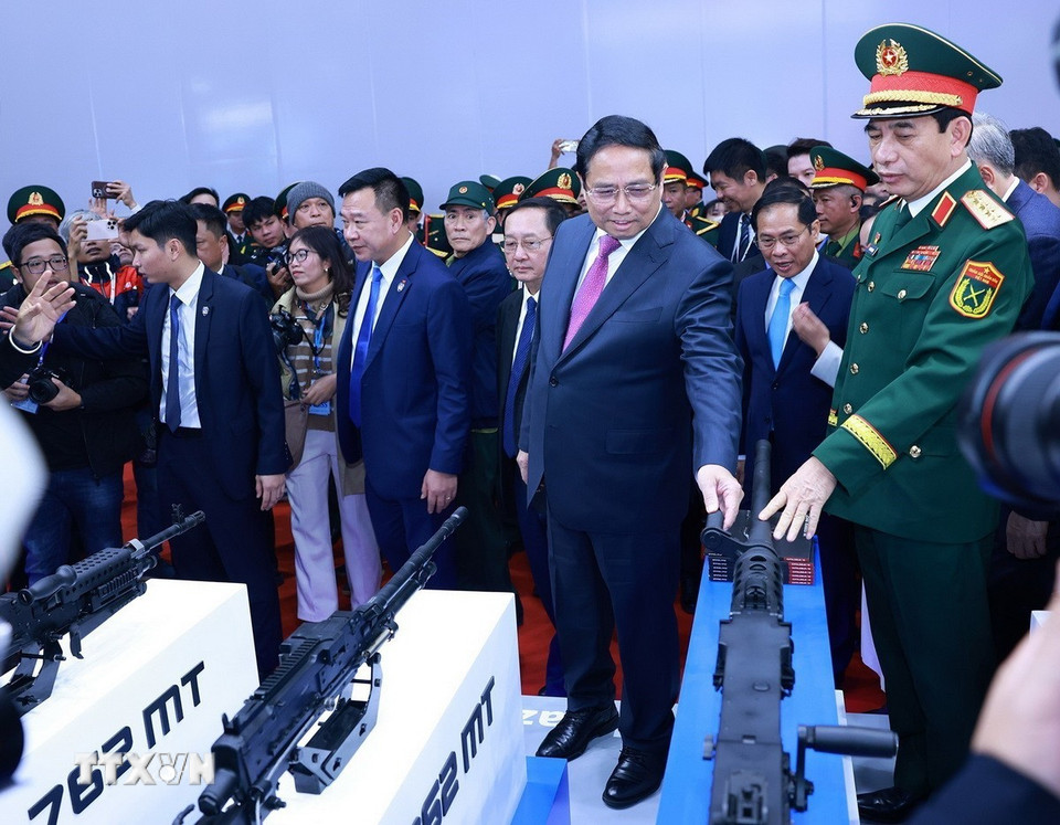 Thủ tướng Phạm Minh Chính và các đại biểu tham quan trưng bày vũ khí, trang bị tại Triển lãm Quốc phòng quốc tế Việt Nam 2024. (Ảnh: Dương Giang/TTXVN)