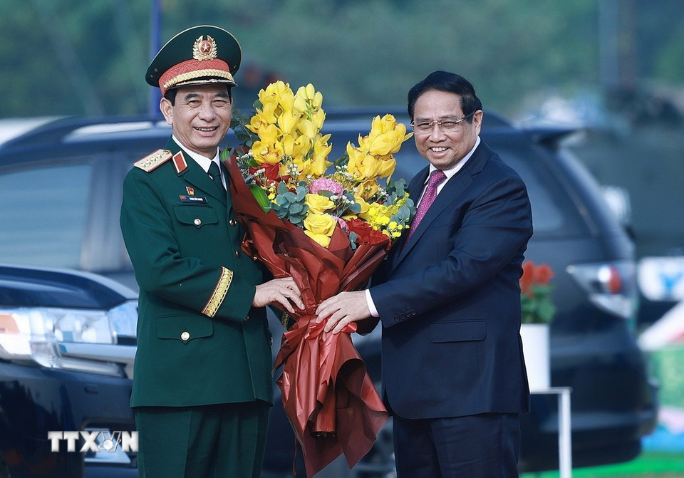 Đại tướng Phan Văn Giang, Bộ trưởng Bộ Quốc phòng đón Thủ tướng Phạm Minh Chính. (Ảnh: Dương Giang/TTXVN)