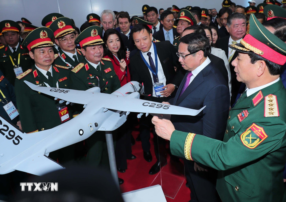 Thủ tướng Phạm Minh Chính tham quan khu trưng bày sản phẩm quốc phòng của Tổng cục Công nghiệp quốc phòng. (Ảnh: Trọng Đức/ TTXVN)