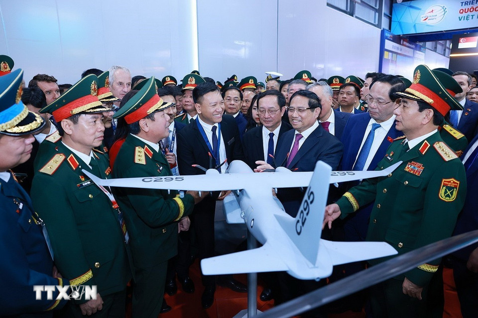 Thủ tướng Phạm Minh Chính và các đại biểu tham quan trưng bày vũ khí, trang bị tại Triển lãm Quốc phòng quốc tế Việt Nam 2024. (Ảnh: Dương Giang/TTXVN)