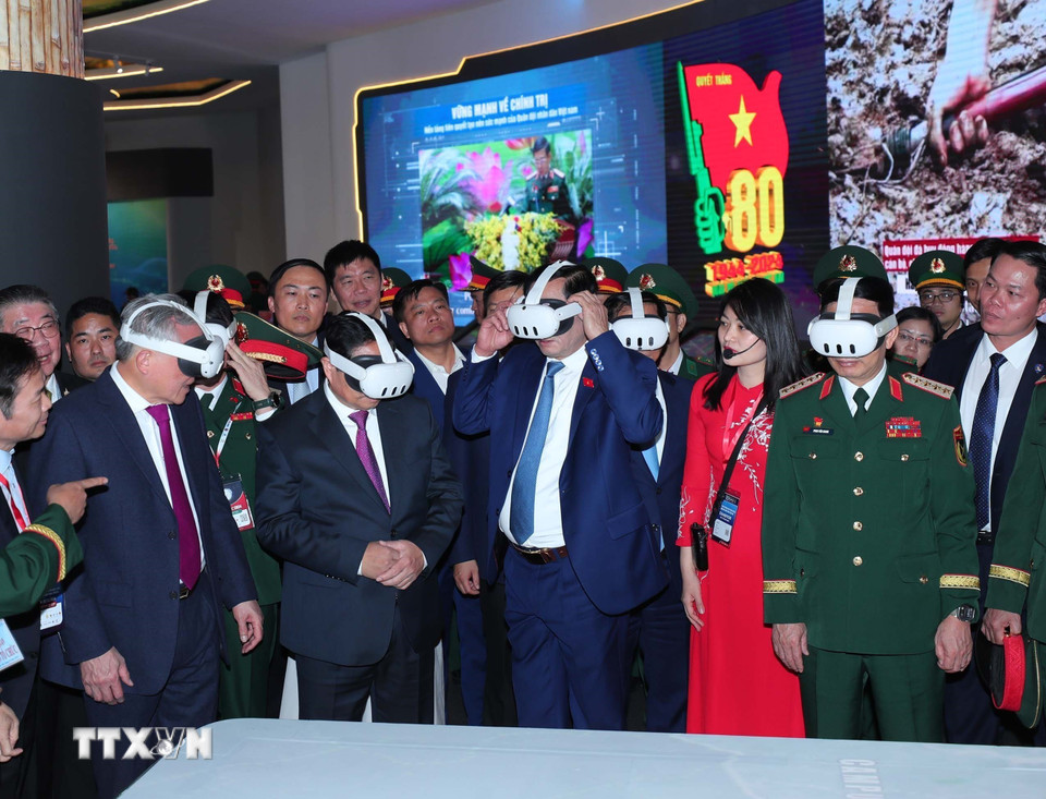 Thủ tướng Phạm Minh Chính tham quan khu trưng bày sản phẩm quốc phòng của Tập đoàn Viễn thông Quân đội (Viettel). (Ảnh: Trọng Đức/ TTXVN)