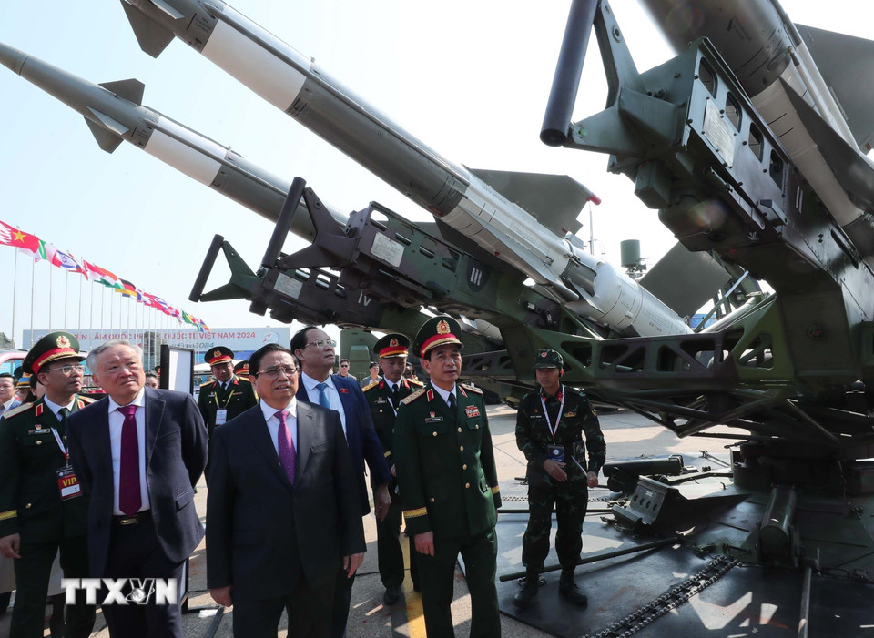 Thủ tướng Chính phủ Phạm Minh Chính tham quan khu trưng bày tên lửa của Quân chủng Phòng không-Không quân. (Ảnh: Trọng Đức/ TTXVN)