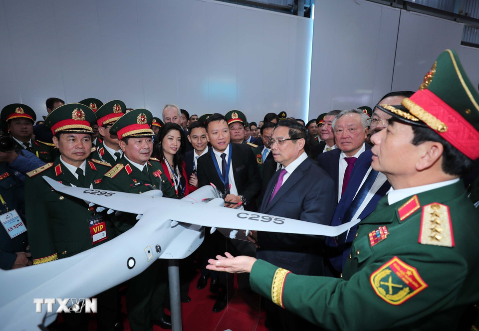 Thủ tướng Phạm Minh Chính tham quan khu trưng bày sản phẩm quốc phòng của Tổng cục Công nghiệp quốc phòng. (Ảnh: Trọng Đức/ TTXVN)