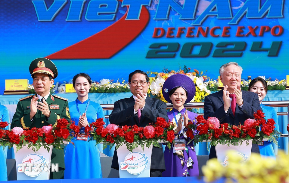 Thủ tướng Phạm Minh Chính và các đại biểu khai mạc Triển lãm Quốc phòng quốc tế Việt Nam 2024. (Ảnh: Dương Giang/TTXVN)