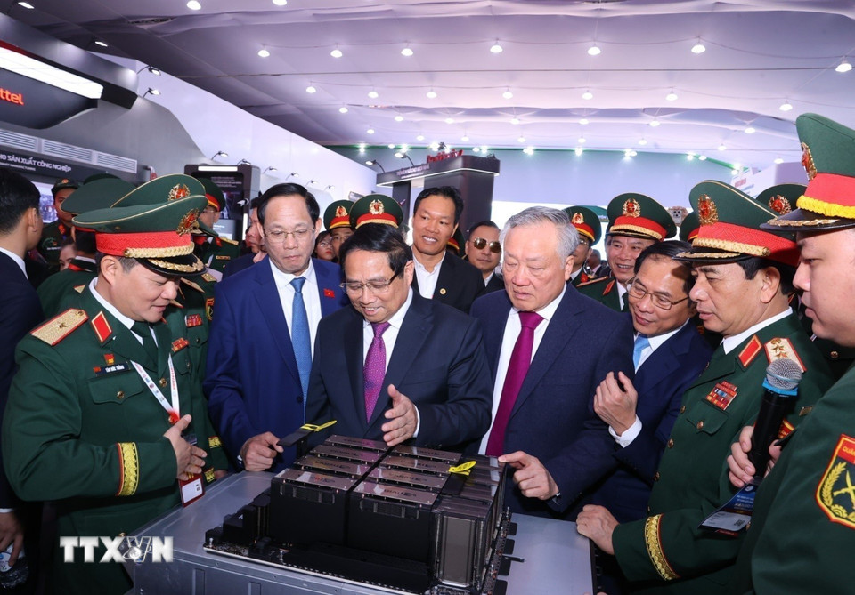 Thủ tướng Chính phủ Phạm Minh Chính tham quan các gian hàng trưng bày tại Triển lãm Quốc phòng Quốc tế Việt Nam 2024. (Ảnh: Văn Điệp/ TTXVN)