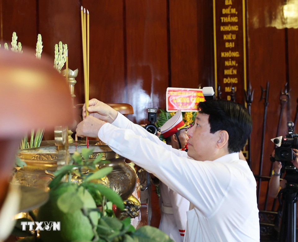 Chủ tịch nước Lương Cường dâng hương tưởng niệm đồng bào, chiến sỹ tại Khu Di tích Lịch sử Quốc gia Ngã Ba Giồng. (Ảnh: Lâm Khánh/TTXVN)