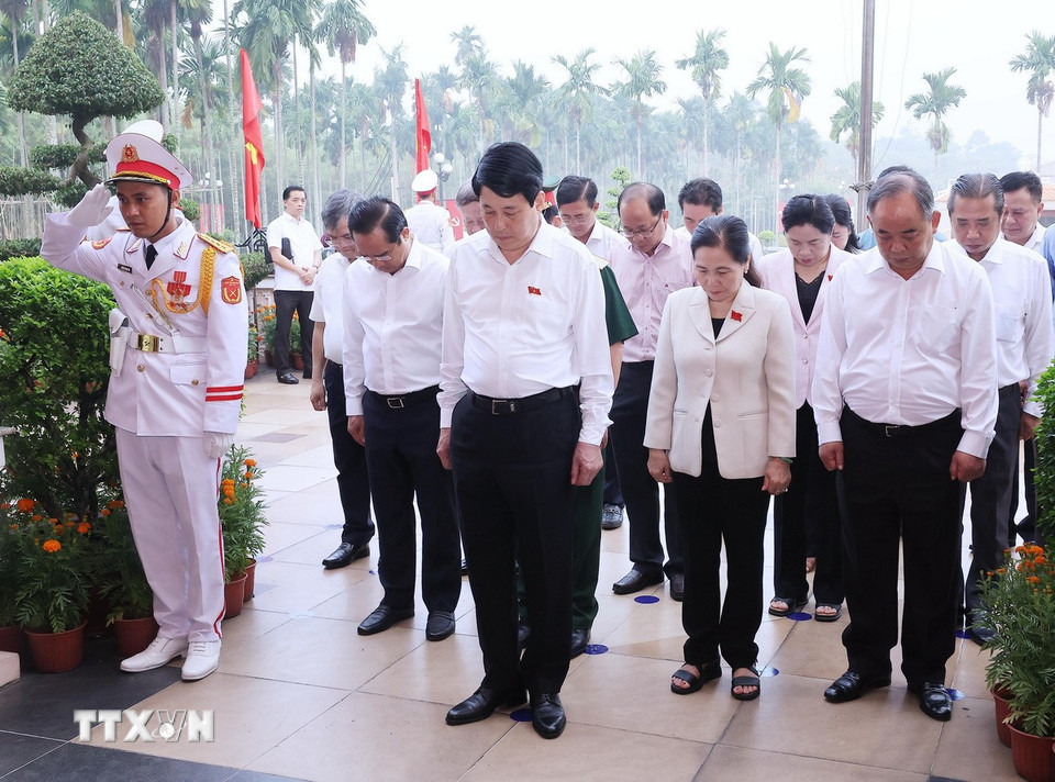 Chủ tịch nước Lương Cường dâng hương tưởng niệm đồng bào, chiến sỹ tại Khu Di tích Lịch sử Quốc gia Ngã Ba Giồng. (Ảnh: Lâm Khánh/TTXVN)