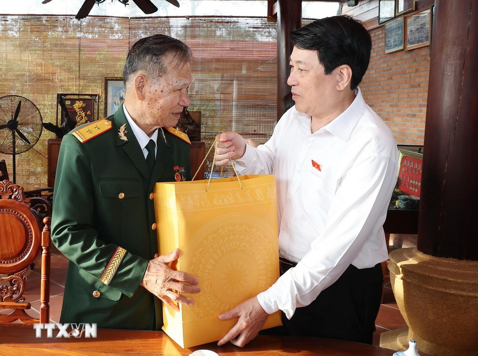Chủ tịch nước Lương Cường tặng quà, thăm hỏi Anh hùng Lực lượng Vũ trang Nhân dân Tô Văn Đực tại xã Nhuận Đức, huyện Củ Chi. (Ảnh: Lâm Khánh/TTXVN)