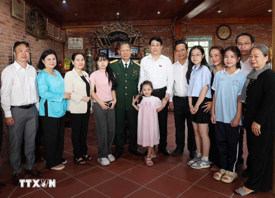 Chủ tịch nước Lương Cường với gia đình Anh hùng Lực lượng Vũ trang Nhân dân Tô Văn Đực tại xã Nhuận Đức, huyện Củ Chi. (Ảnh: Lâm Khánh/TTXVN)