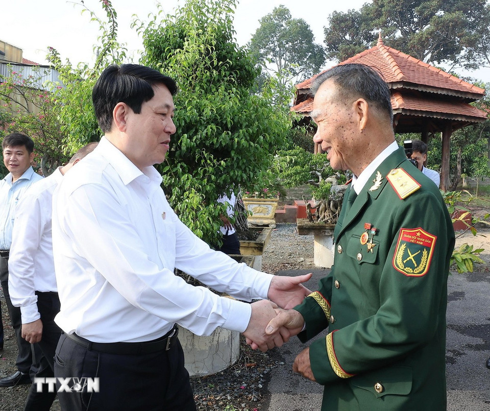 Nhân chuyến công tác tại Thành phố Hồ Chí Minh, sáng 22/4/2025, Chủ tịch nước Lương Cường đến thăm Anh hùng Lực lượng vũ trang Nhân dân Tô Văn Đực (sinh năm 1942) tại xã Nhuận Đức, huyện Củ Chi. (Ảnh: Lâm Khánh/TTXVN)