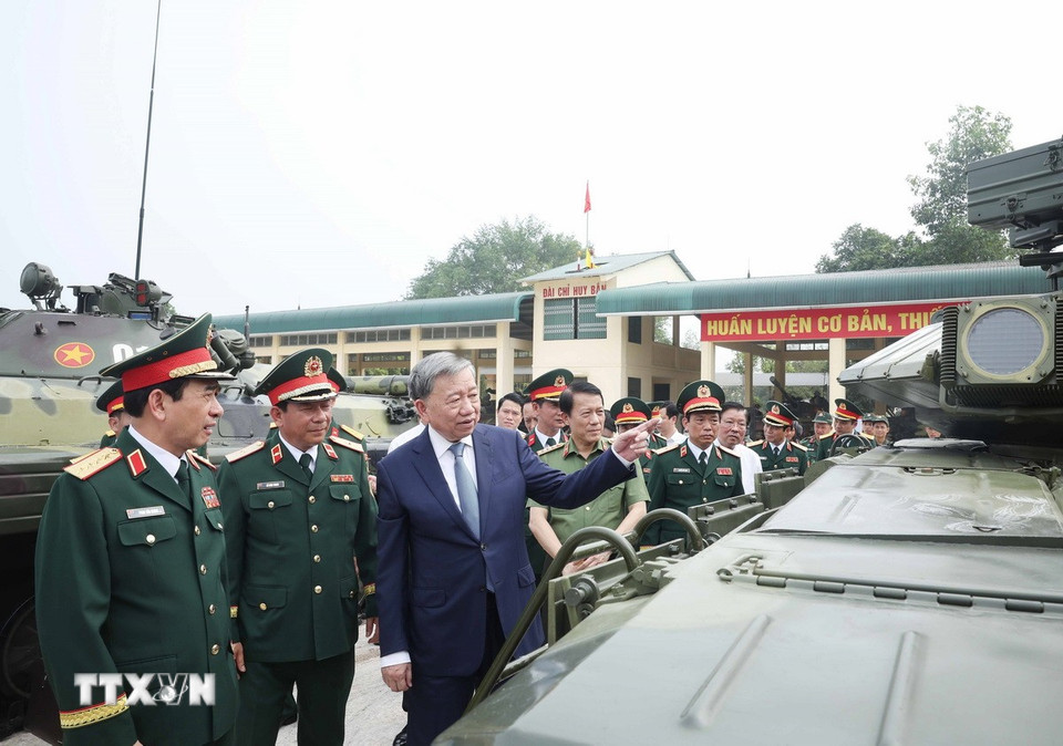 Tổng Bí thư Tô Lâm tham quan vũ khí, khí tài của Binh chủng Tăng thiết giáp. (Ảnh: Thống Nhất/TTXVN)