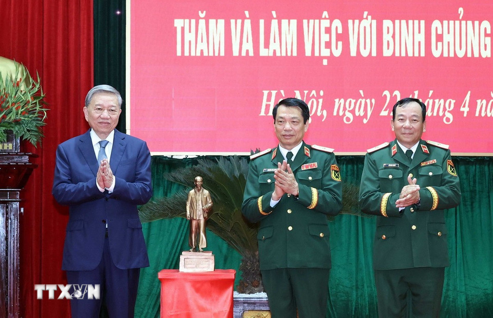 Tổng Bí thư Tô Lâm tặng bức tượng Chủ tịch Hồ Chí Minh cho Binh chủng Tăng thiết giáp, (Ảnh: Thống Nhất/TTXVN)
