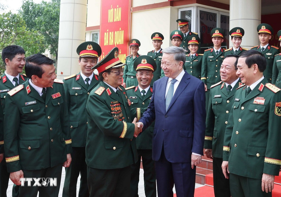 Tổng Bí thư Tô Lâm với các cựu chiến binh của Binh chủng Tăng thiết giáp. (Ảnh: Thống Nhất/TTXVN)