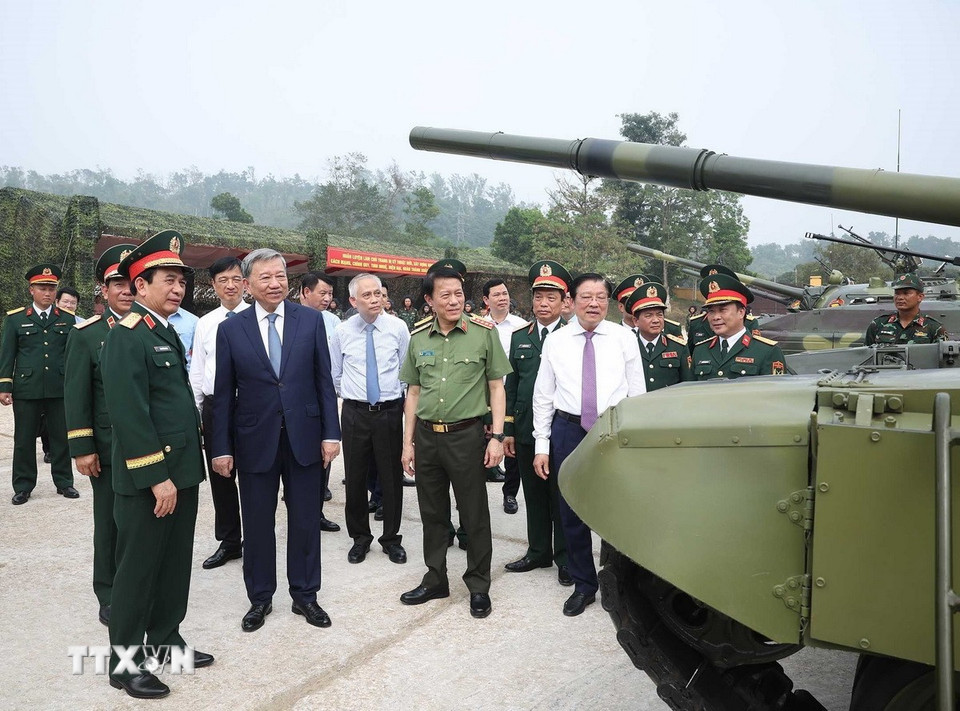 Tổng Bí thư Tô Lâm tham quan vũ khí, khí tài của Binh chủng Tăng thiết giáp. (Ảnh: Thống Nhất/TTXVN)