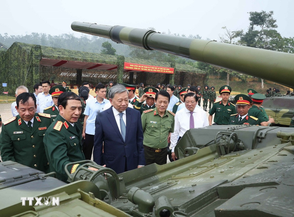 Tổng Bí thư Tô Lâm tham quan vũ khí, khí tài của Binh chủng Tăng thiết giáp. (Ảnh: Thống Nhất/TTXVN)