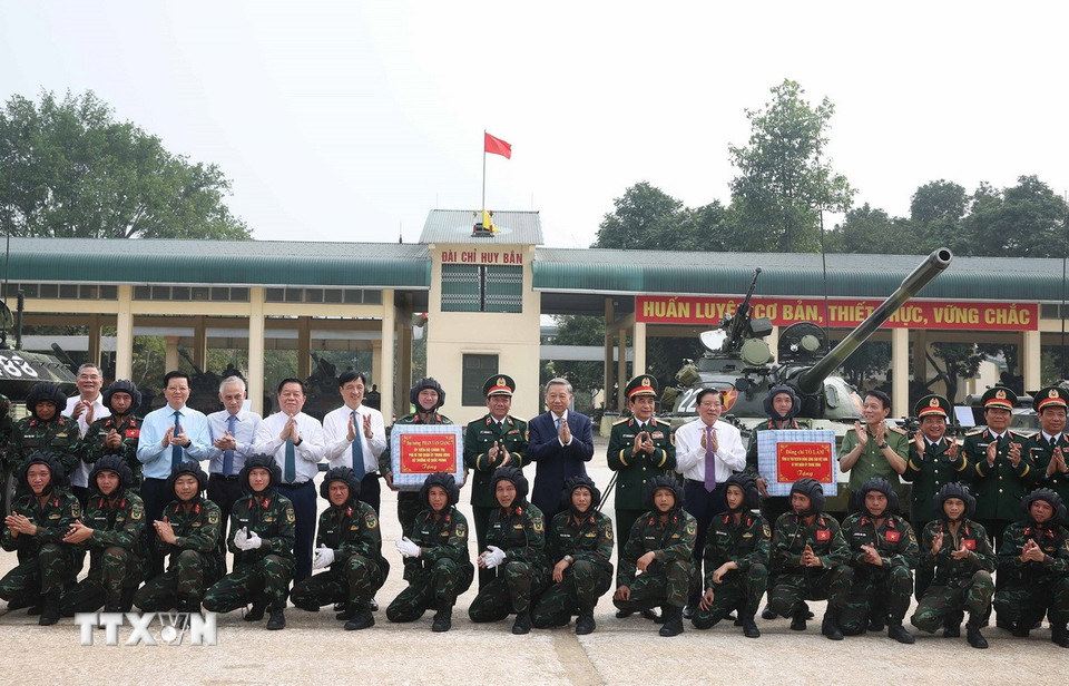 Tổng Bí thư Tô Lâm động viên, tặng quà cho cán bộ, chiến sỹ của Bộ Tư lệnh Binh chủng Tăng thiết giáp. (Ảnh: Thống Nhất/TTXVN)