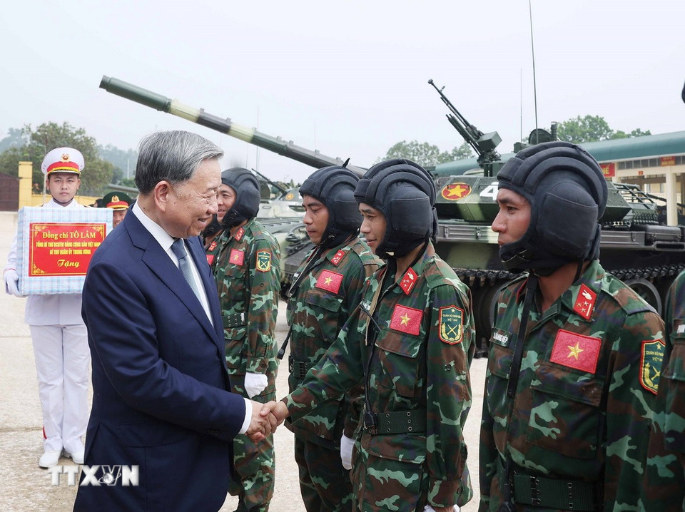 Tổng Bí thư Tô Lâm với cán bộ, chiến sỹ tăng thiết giáp. (Ảnh: Thống Nhất/TTXVN)