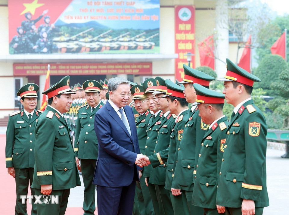 Tổng Bí thư Tô Lâm với lãnh đạo, sỹ quan chỉ huy Bộ Tư lệnh Binh chủng Tăng thiết giáp. (Ảnh: Thống Nhất/TTXVN)