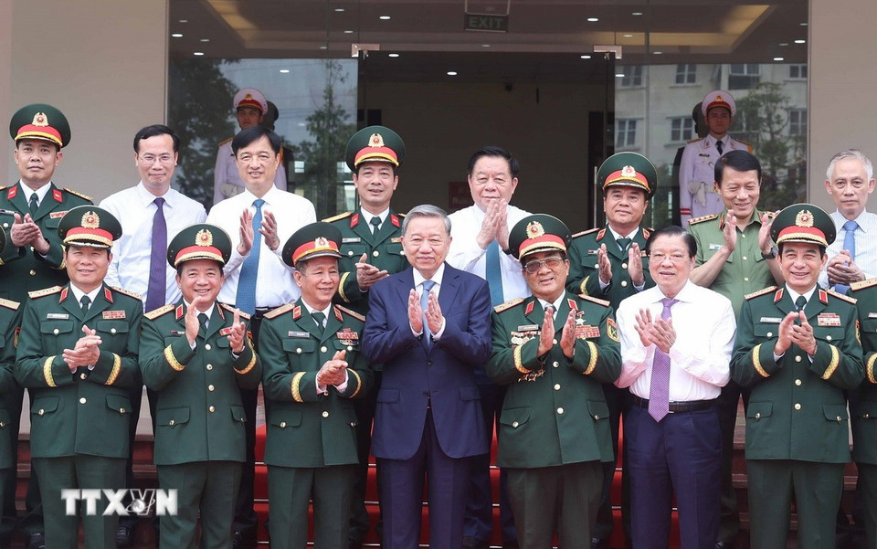 Tổng Bí thư Tô Lâm với lãnh đạo Bộ Tư lệnh Binh chủng Tăng thiết giáp. (Ảnh: Thống Nhất/TTXVN)