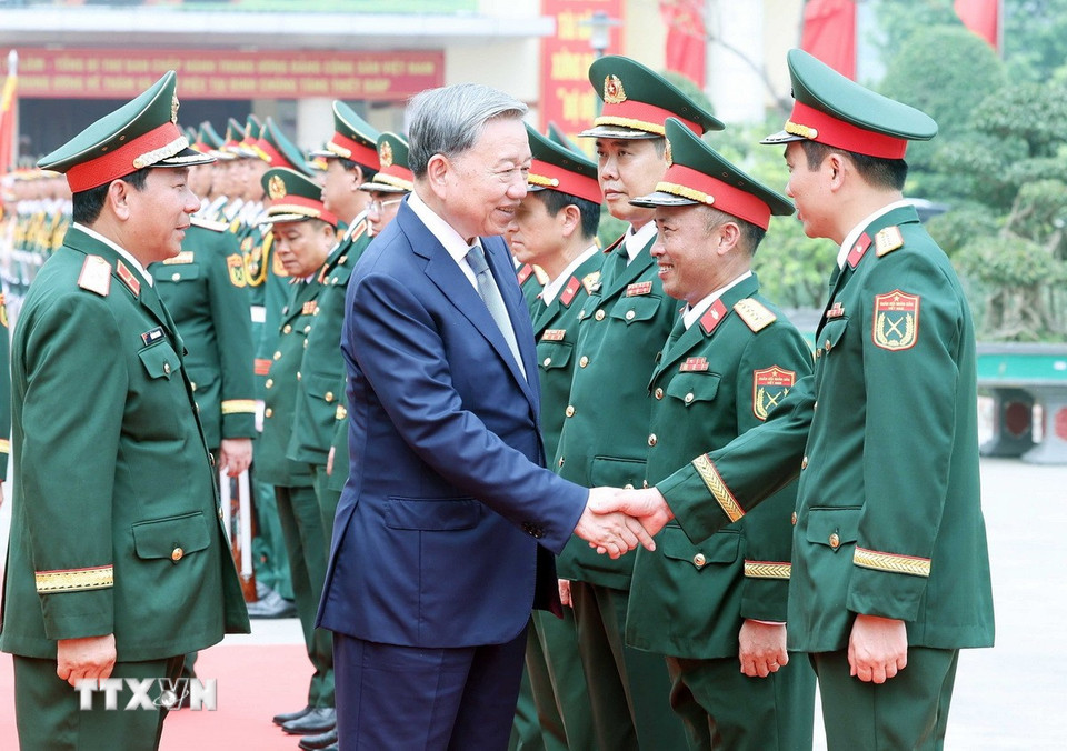 Tổng Bí thư Tô Lâm với lãnh đạo, sỹ quan chỉ huy Bộ Tư lệnh Binh chủng Tăng thiết giáp. (Ảnh: Thống Nhất/TTXVN)