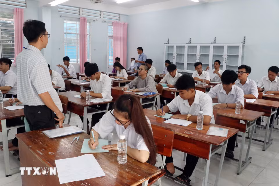 Giám thị phổ biến lại quy chế thi. (Ảnh: Trung Kiên/TTXVN)