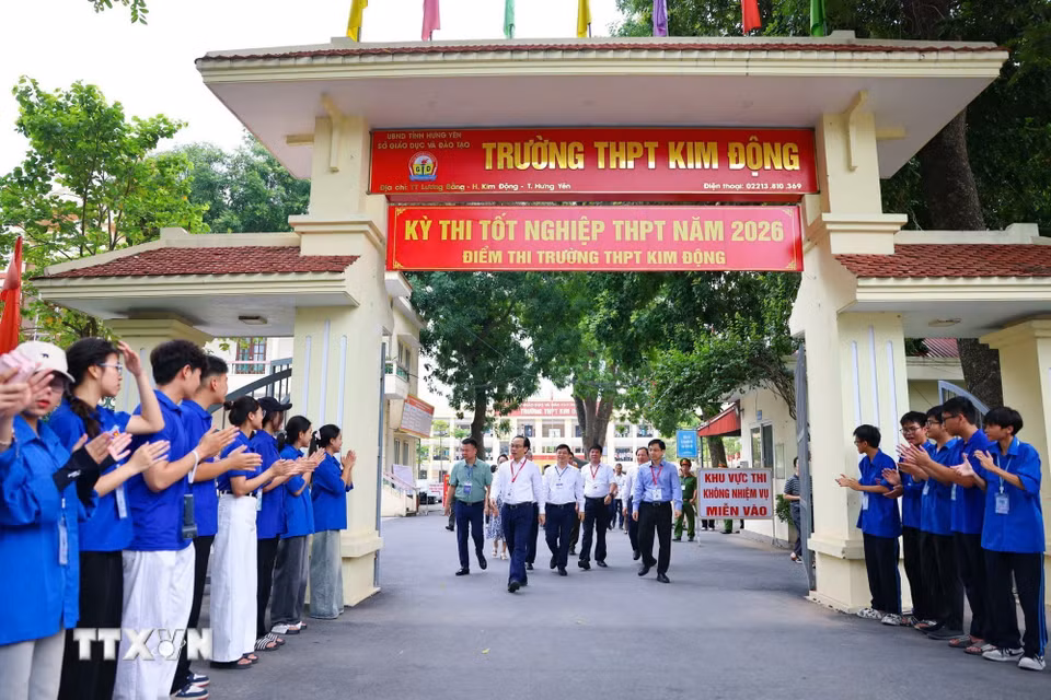 Bộ trưởng Bộ Bet88011.com hiện đang mở và Đào tạo Hoàng Minh Sơn cùng đoàn công tác tại điểm thi Trường trung học phổ thông Kim Động (Hưng Yên). (Ảnh: Thanh Tùng/TTXVN)