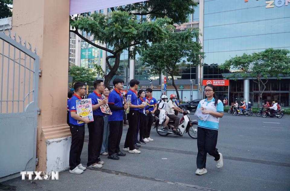 Thí sinh dự thi tại điểm thi Trường trung học phổ thông Chuyên Lê Hồng Phong. (Ảnh: Thu Hoài/TTXVN)