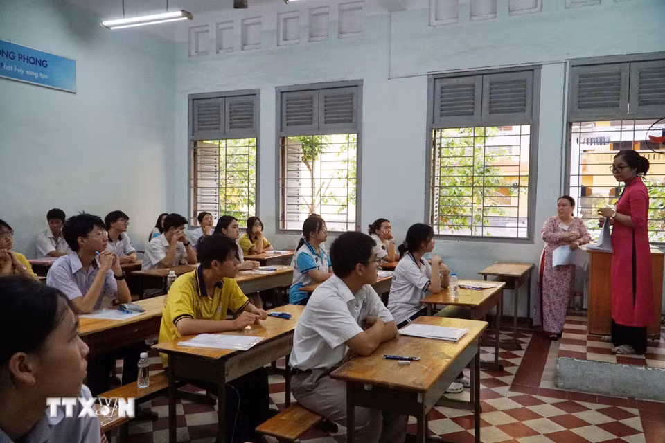 Cán bộ coi thi lưu ý thí sinh về các quy định của kỳ thi. (Ảnh: Thu Hoài/TTXVN)