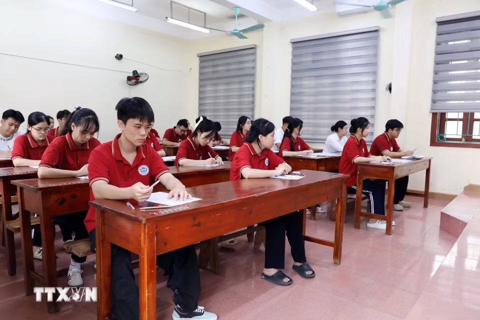 Cán thí sinh tại điểm thi trường trung học phổ thông Tân Trào, phường Minh Xuân (Tuyên Quang) bước vào môn thi đầu tiên là Ngữ văn. (Ảnh: Quang Cường/TTXVN)