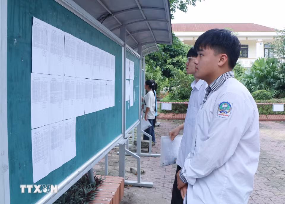Các thí sinh xem số báo danh tại điểm thi trường trung học phổ thông Tam Nông (xã Tam Nông, tỉnh Phú Thọ). (Ảnh: Thu Hương/TTXVN)