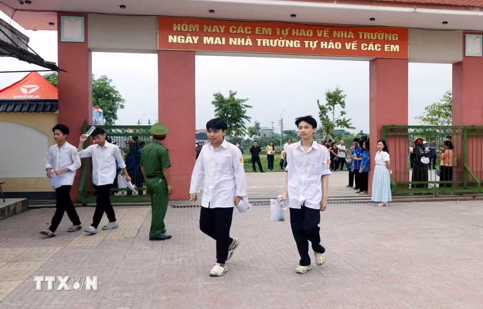 Thí sinh đến điểm thi trường Trung học phổ thông Thành Sen. (Ảnh: Công Tường/TTXVN)