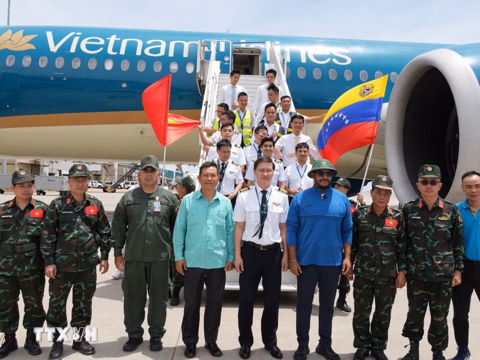 Đại diện đoàn cứu hộ Việt Nam chụp ảnh chung với đại diện lãnh đạo Venezuela và tổ bay Vietnam Airlines. (Ảnh: Phi Hùng/TTXVN)