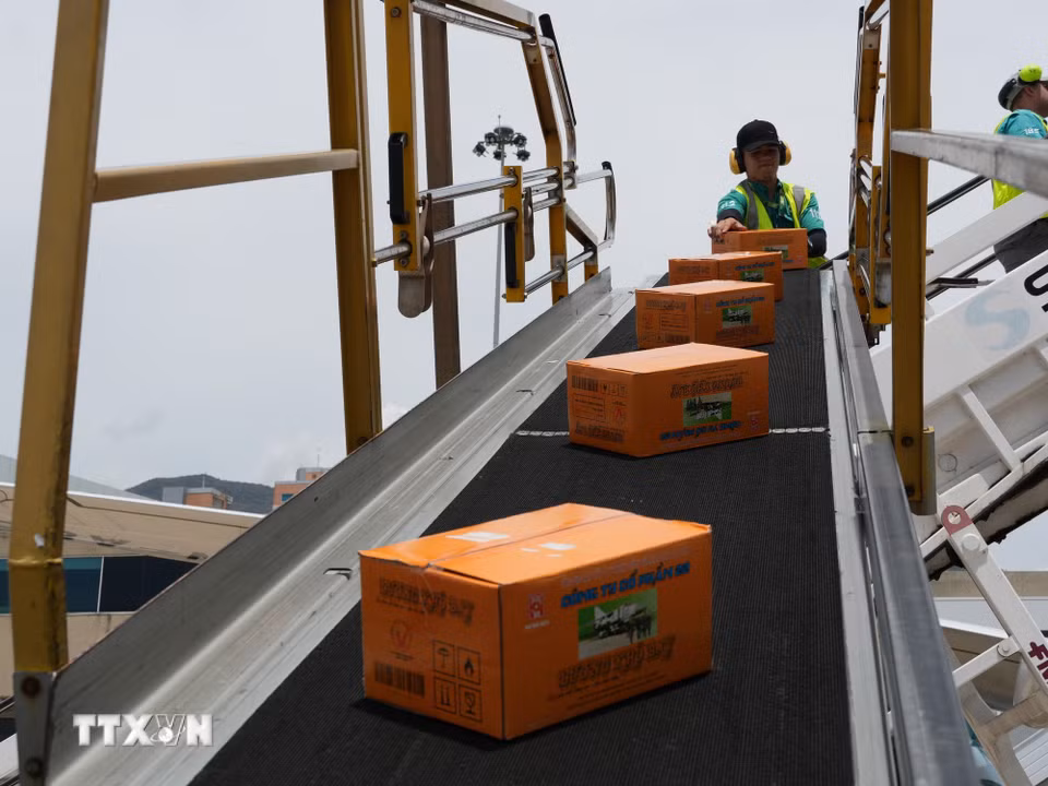 Vận chuyển hàng cứu trợ từ máy bay xuống sân bay quốc tế ở thủ đô Caracas. (Ảnh: Phi Hùng/TTXVN)