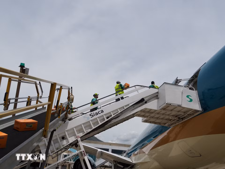 Vận chuyển hàng cứu trợ từ máy bay xuống sân bay quốc tế ở thủ đô Caracas. (Ảnh: Phi Hùng/TTXVN)