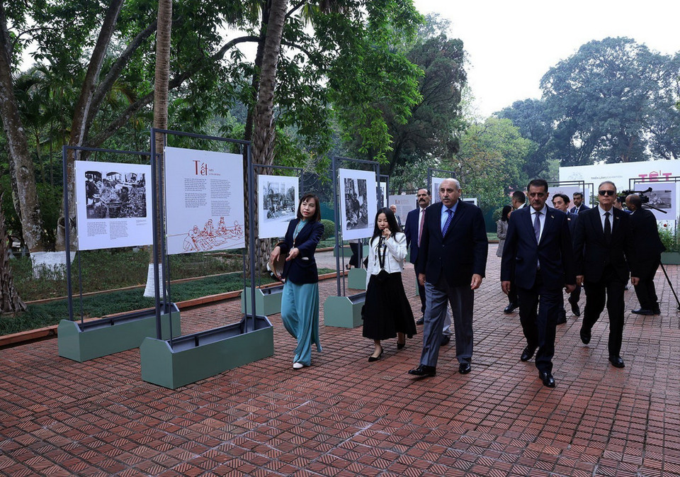 Chủ tịch Hạ viện Jordan Mazen Turki El Qadi cùng đoàn đại biểu đi thăm các di tích trong Hoàng thành Thăng Long. (Ảnh: Tuấn Anh/TTXVN)
