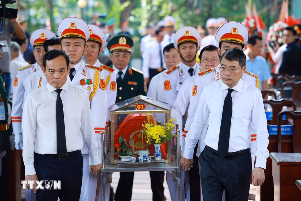 Thủ tướng Lê Minh Hưng đưa hài cốt liệt sỹ tại Công viên Lê Thị Riêng, phường Hòa Hưng, Thành phố Hồ Chí Minh về nơi quy tập. (Ảnh: Dương Giang/TTXVN)