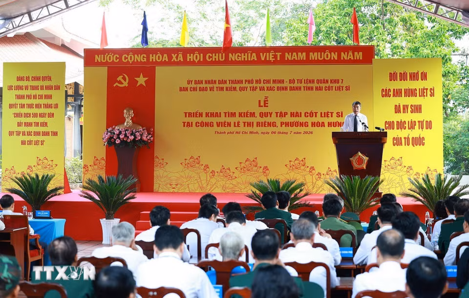 Thủ tướng Lê Minh Hưng phát biểu giao nhiệm vụ cho lực lượng tìm kiếm, quy tập hài cốt liệt sỹ tại Công viên Lê Thị Riêng, phường Hòa Hưng, Thành phố Hồ Chí Minh. (Ảnh: Dương Giang/TTXVN) ​ ​ ​ ​ ​