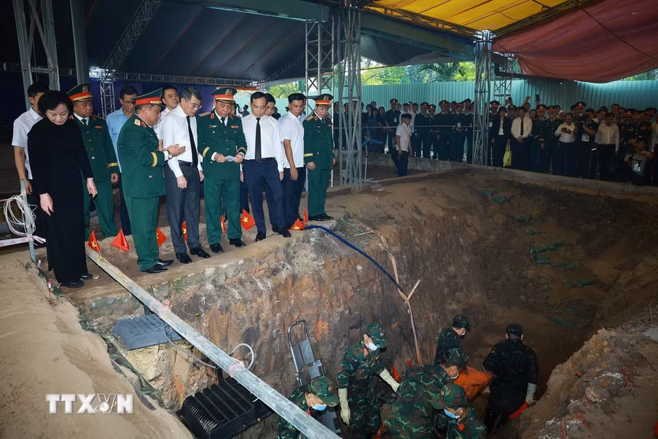 Thủ tướng Lê Minh Hưng kiểm tra công tìm kiếm, quy tập hài cốt liệt sỹ tại Công viên Lê Thị Riêng, phường Hòa Hưng, Thành phố Hồ Chí Minh. (Ảnh: Dương Giang/TTXVN)