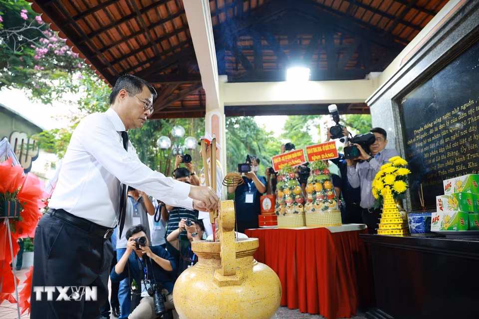 Thủ tướng Lê Minh Hưng dâng hoa, dâng hương tại bia tưởng niệm các Anh hùng liệt sỹ tại Công viên Lê Thị Riêng. (Ảnh: Dương Giang/TTXVN)