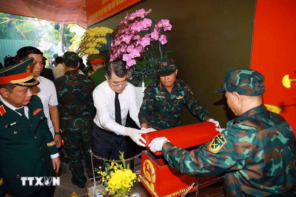 Thủ tướng Lê Minh Hưng tham gia cùng lực lượng tìm kiếm, quy tập hài cốt liệt sỹ tại Công viên Lê Thị Riêng, phường Hòa Hưng, Thành phố Hồ Chí Minh. (Ảnh: Dương Giang/TTXVN)