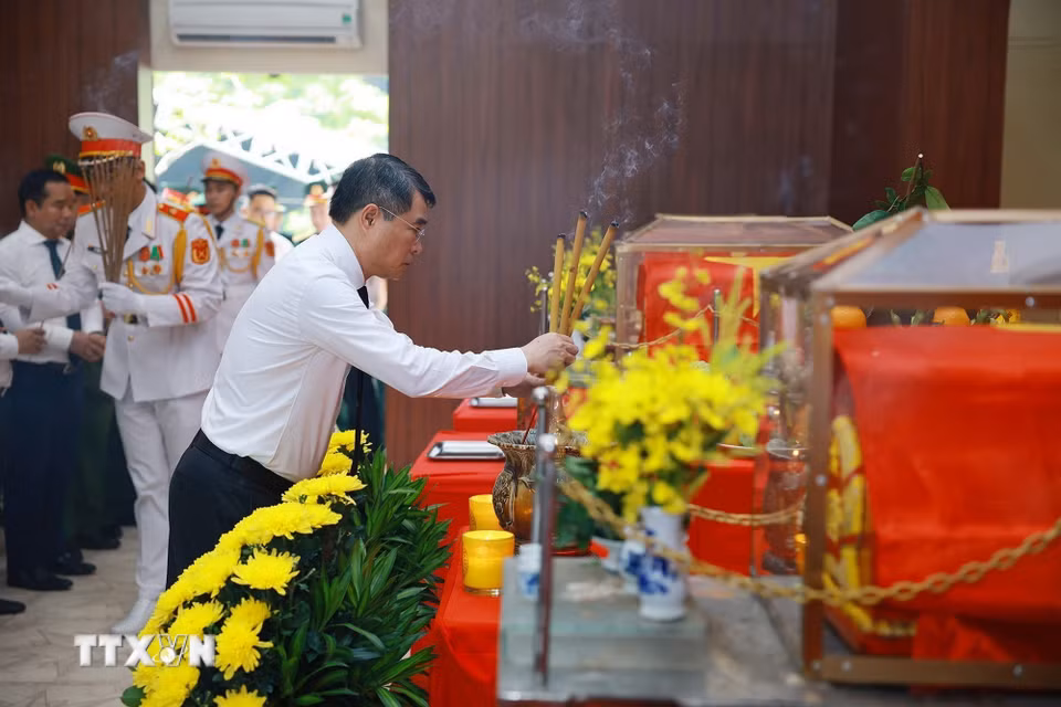 Thủ tướng Lê Minh Hưng thắp hương tri ân các Anh hùng liệt sỹ được quy tập tại Công viên Lê Thị Riêng, phường Hòa Hưng, Thành phố Hồ Chí Minh. (Ảnh: Dương Giang/TTXVN)