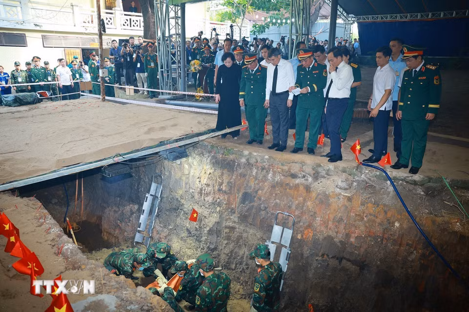 Thủ tướng Lê Minh Hưng kiểm tra công tìm kiếm, quy tập hài cốt liệt sỹ tại Công viên Lê Thị Riêng, phường Hòa Hưng, Thành phố Hồ Chí Minh. (Ảnh: Dương Giang/TTXVN)