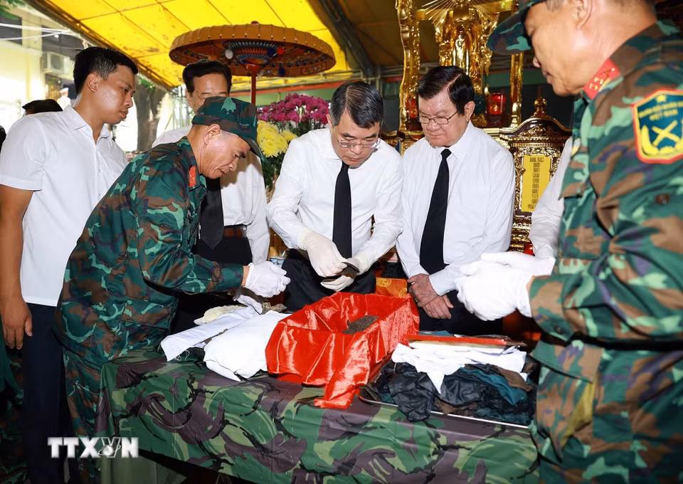 Thủ tướng Lê Minh Hưng kiểm tra công tìm kiếm, quy tập hài cốt liệt sỹ tại Công viên Lê Thị Riêng, phường Hòa Hưng, Thành phố Hồ Chí Minh. (Ảnh: Dương Giang/TTXVN)