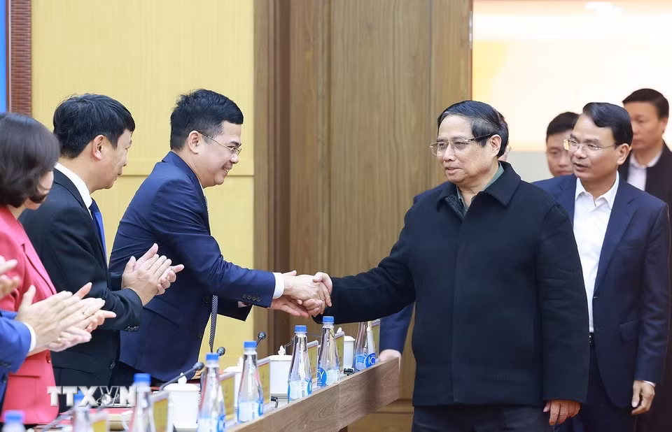Thủ tướng Phạm Minh Chính với lãnh đạo tỉnh Vĩnh Phúc. (Ảnh: Dương Giang/TTXVN)