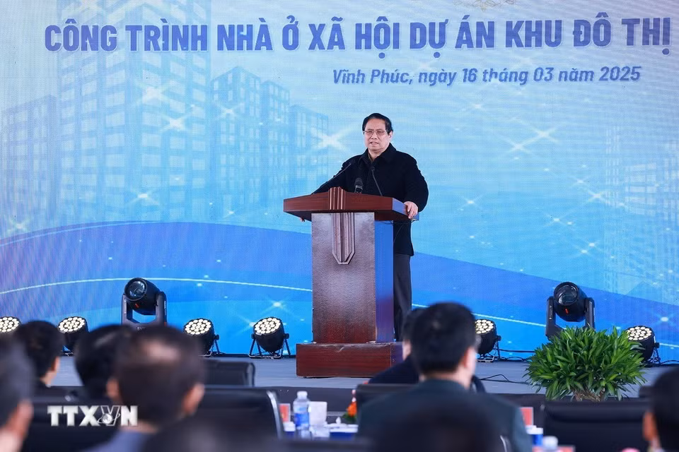 Thủ tướng Phạm Minh Chính phát biểu tại Lễ khởi công Nhà ở xã hội Khu đô thị mới Nam Vĩnh Yên. (Ảnh: Dương Giang/TTXVN)