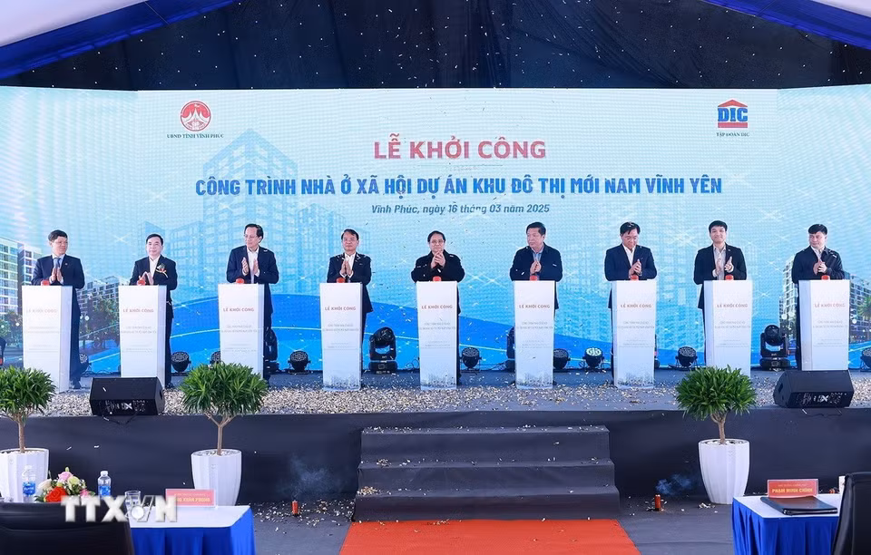 Thủ tướng Phạm Minh Chính và các đại biểu khởi công Nhà ở xã hội Khu đô thị mới Nam Vĩnh Yên. (Ảnh: Dương Giang/TTXVN)
