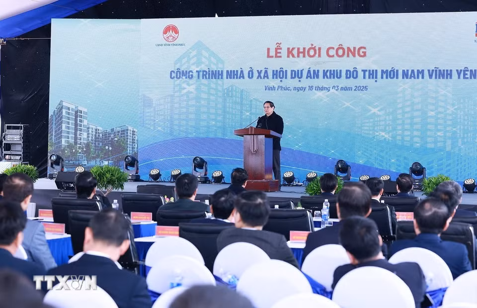 Thủ tướng Phạm Minh Chính phát biểu tại Lễ khởi công Nhà ở xã hội Khu đô thị mới Nam Vĩnh Yên. (Ảnh: Dương Giang/TTXVN)